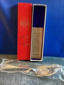 COMMEMORATIVE DESSERT SERVER FIRST COLONY IN 1881 ONEIDA LTD. - Lot #Y204 - Picture 1 of 8