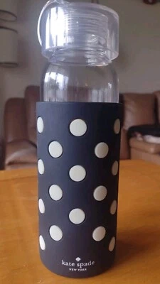 Botella de agua Kate Spade New York con funda de silicona lunares negros  Foto 1 de 4