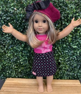 Hermosa muñeca American Girl en traje * pelo rubio corto y ojos oscuros* - Imagen 1 de 11