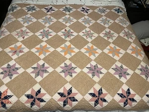 SCHÖNE Vintage Stern handgesteppte antike Steppdecke! Beige & hellrosa Quadrate - Bild 1 von 24