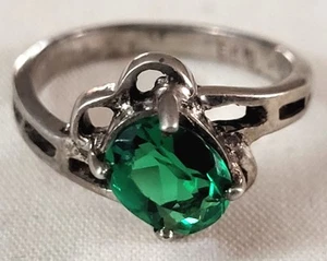 Beautiful 925 Sterling Silver Emerald Green Stone Size 5.75 Cocktail Ring - Picture 1 of 7