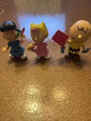 Lote de 3 bonecos de PVC Peanuts CHARLIE BROWN, Lucy, Sally brinquedo de 3 polegadas - Imagem 1 de 4