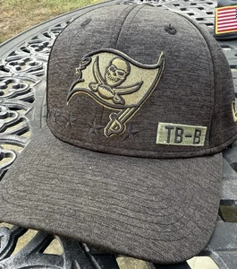 New Era 39Thirty 2020 Salute To Service Tampa Bay Buccaneers Hat Size M/L - Picture 1 of 5