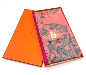 Auténtica bufanda de seda multicolor rosa arabesco Hermes Carré 90 con caja JA050033 - Imagen 1 de 19