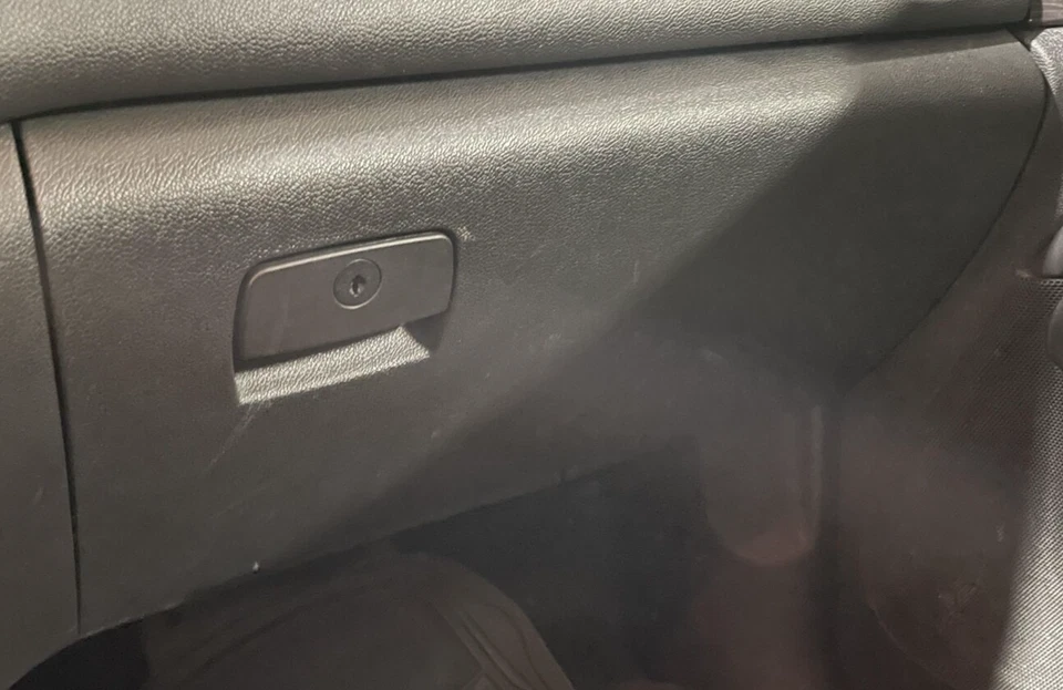 08 09 10 11 12 13 14 15 16 17 BUICK ENCLAVE Guantera NEGRA Foto 1 de 1