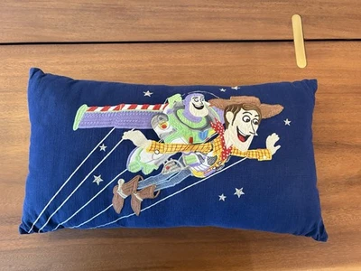 Almohada Toy Story Pottery Barn para niños Woody Buzz bordada Pixar lumbar azul marino PB Foto 1 de 4