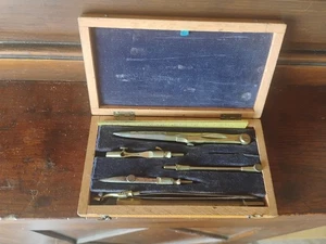 Antico Compasso In Ottone 1800 Completo Con Scatola In Legno E Riga Goniometri - Foto 1 di 7