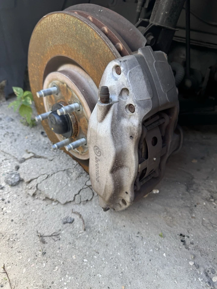 Pinzas de freno delanteras Brembo Ford Mustang GT 2015-2023 6 pistones Foto 1 de 4