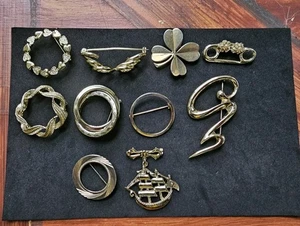 10 Pc Lot Vtg/ Mod Pale Gold Tone Brooch  Pins 3 Signed 2 Gerry's Ship Mix Shape - Picture 1 of 9