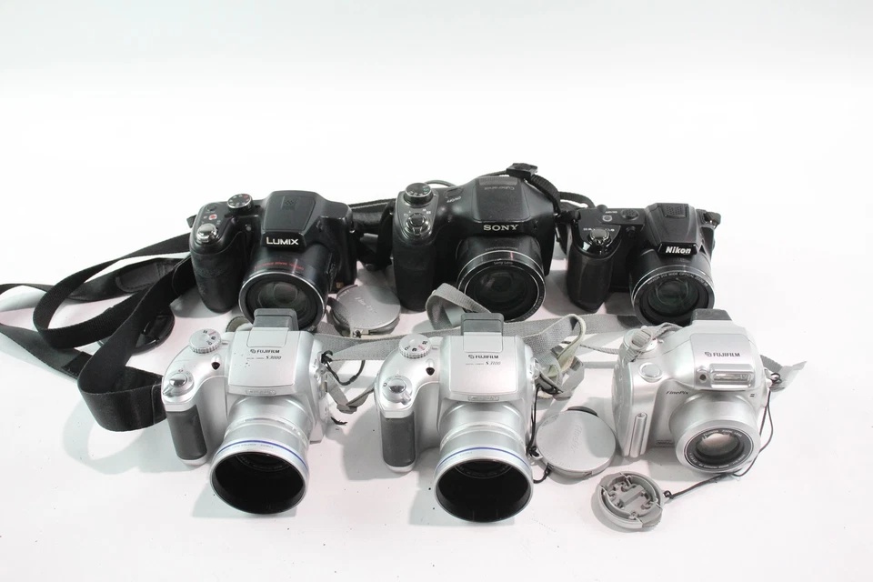 Assorted Vintage Digital Bridge Cameras w/ Some Original Cases Job Lot  - Image 1 of 4