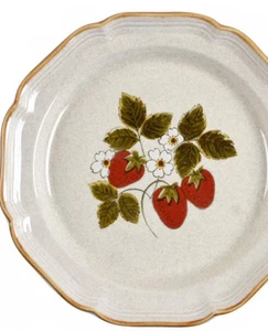 MIKASA (8) Dinner Plates Vintage  10 3/4" EB 801 Strawberry Festival Stoneware. - Picture 1 of 1