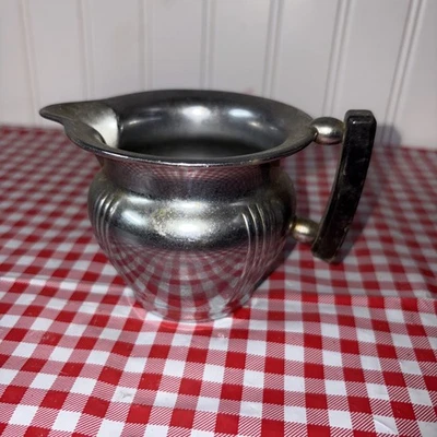 Jarra crema Art Deco plateada con mango oscuro. Foto 1 de 4