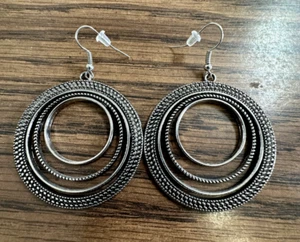 Pendientes Paparazzi Plata TOTALMENTE TEXTURIZADOS - Imagen 1 de 2