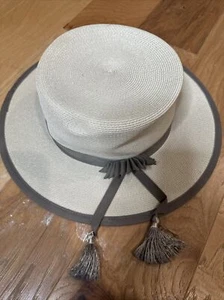 CAPPELLI IN PAGLIA A TESA PIATTA LARGA E CORONA CON FASCIA E NAPPA AVORIO E TORTORA TG 22 DONNA - Foto 1 di 9