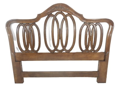 Cabecero Queen estilo provincial francés vintage de nogal de White Furniture Co. Foto 1 de 4