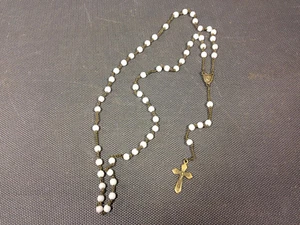 Ancien chapelet perles blanches et pendentif croix de Jesus religieux old rosary - Photo 1/4