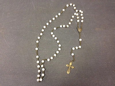 Ancien chapelet perles blanches et pendentif croix de Jesus religieux old rosary - Photo 1/4