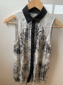 Elegante Damen Bluse von Silvian Heach in Größe XS weiß schwarz ärmellos Kragen - Bild 1 von 7