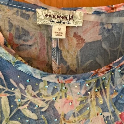 ONE WORLD | NUEVO CON ETIQUETAS Poncho Top Para Mujer Pequeño Azul Claro Blanco Ombre Floral Superpuesto Foto 1 de 4