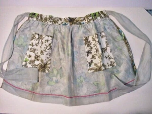 RETRO HOSTESS SCHÜRZE~selbstgemacht-ric rac~retro Blumendruck-blau transparent Overlay-VTG - Bild 1 von 7