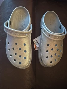 Zoccolo Crocs classico argento glitter cinturino tacco girevole donna taglia 9 - Foto 1 di 4
