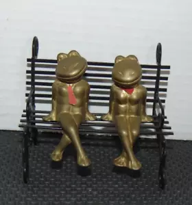 De colección... Latón Sólido Sentado Pata Cruzada Rana Sentarse en Estante Borde Ornamento Él y Ella - Imagen 1 de 7