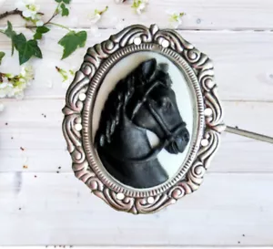 HATPIN con CABALLO NEGRO en CAMEO BLANCO - Ajuste Acabado Plateado - 8 pulgadas #hatpin - Imagen 1 de 9