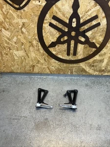 Clavijas traseras para pasajero Yamaha MT 09 2013-2016 OEM genuinas  - Imagen 1 de 10