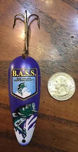 NEW-B.A.S.S. Cucchiaio commemorativo esca da pesca vintage, ottime condizioni, 4 1/4" - Foto 1 di 4
