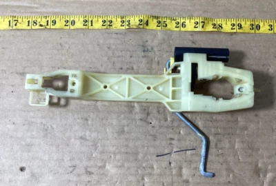 Base de manija delantera izquierda Kia Cadenza 2014-2017 OEM. Foto 1 de 4