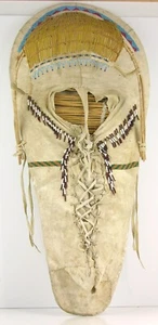 CULLA IN PELLE DECORATA CON PERLINE INDIANE UTE NATIVI AMERICANI 1910 MISURA COMPLETA - Foto 1 di 11