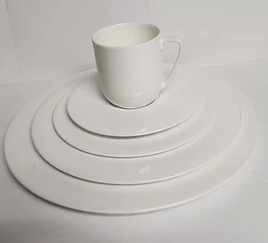 ST. TROPEZ VERA WANG WEDGEWOOD  5-PIECE PLACE SETTINGS - Picture 1 of 13