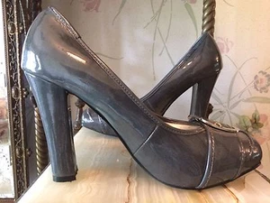 Zapatos de tacón Manhattan Collection gris brillante bloque 3,5" para mujer con hebilla de 7,5 M - Imagen 1 de 10
