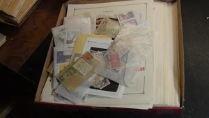 Briefmarkenweis Rumänien Briefmarken auf Seiten Pergamin est 1900 Marken im Pizzakarton  - Bild 1 von 24