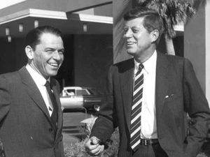 FRANK SINATRA - CELEBRANDO UNA VOZ QUE DEFINIÓ UNA ÉPOCA - Foto brillante 8x10 - Imagen 1 de 1