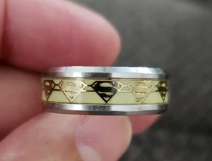Größe 10 leuchtender Superman-Ring im Dunkeln leuchtender Silber & Gold Herren Edelstahlband - Bild 1 von 2