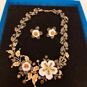 VINTAGE BIB STATEMENT NECKLACE/EARRINGS MOTHER OF PEARL RHINESTONE FLORAL FLOWER - Picture 1 of 9
