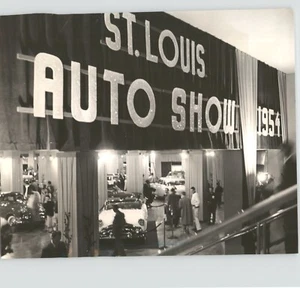Visitors Viewing ST LOUIS AUTO SHOW in Kiel Auditorium 1954 Press Photo - Picture 1 of 2