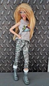 BARBIE STREET FASHIONS Crop Camo's Desert Tunika Top Chunky Boots Shades Socken - Bild 1 von 5