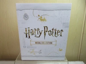 Official Harry Potter Medal Collection Binder With 81 Medals Immaculate - Foto 1 di 24