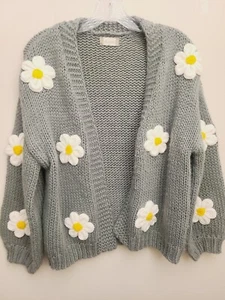 Altar'd State salbeigrün weiß geblümt Langarm Pullover/Caridgan Gr. XS - Bild 1 von 4