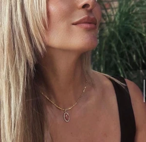 Collana Aurea Regina – Pendente Ovale Rosa con Zirconi | Eleganza Lumen Sacrum - Foto 1 di 1