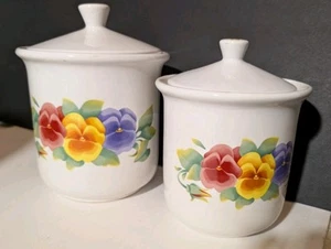 Juego de 2 botes de cerámica Corelle Summer Blush Pansies con tapas de Jay Imports - Imagen 1 de 4