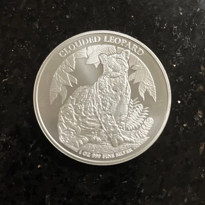 2023 Camboja 1 oz Silver Wildlife Series - Leopardo nublado - Imagem 1 de 4