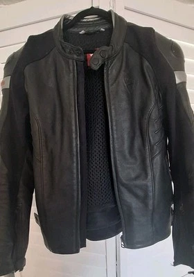 Chaqueta de motociclista de cuero Ducati by DAINESE negra acolchada 52 IT talla = 42 EE. UU. Foto 1 de 4