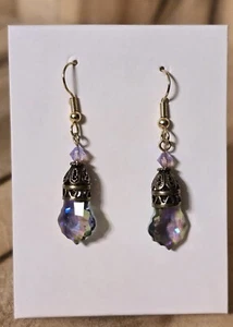 Pendientes colgantes facetados de cristal iridiscente diseño Cindy Larson - Imagen 1 de 3