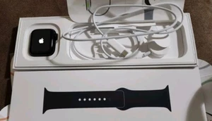 Apple Watch SE 2. Gen GPS 40mm Mitternacht mit Sportarmband S/M MXE73LL/A Open Box - Bild 1 von 4
