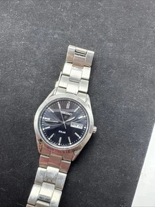 Seiko Solar V158-0AB0 Silver Tone Black Dial Day Date Stainless Men's Watch - Picture 1 of 16