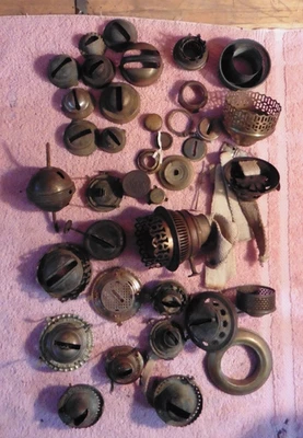 Lote de varias piezas antiguas de lámparas de queroseno de aceite de latón anillo galería esparcidor de llama Foto 1 de 4