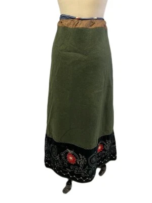 Falda de lana victoriana de colección fieltro verde bordado floral dobladillo de terciopelo muñeca sistema operativo de exhibición Foto 1 de 4